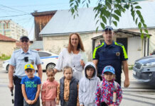 Сотрудники Госавтоинспекции, родители и воспитанники провели рейд около детского сада “Алёнушка” города Белокурихи